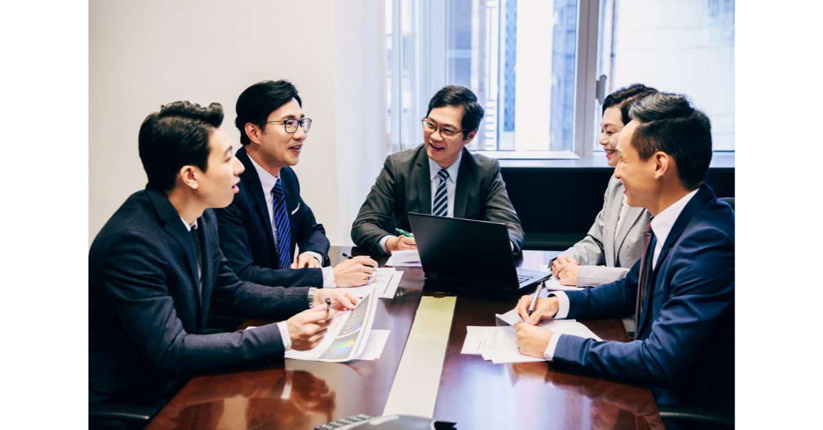 会社で会議をする男性たち