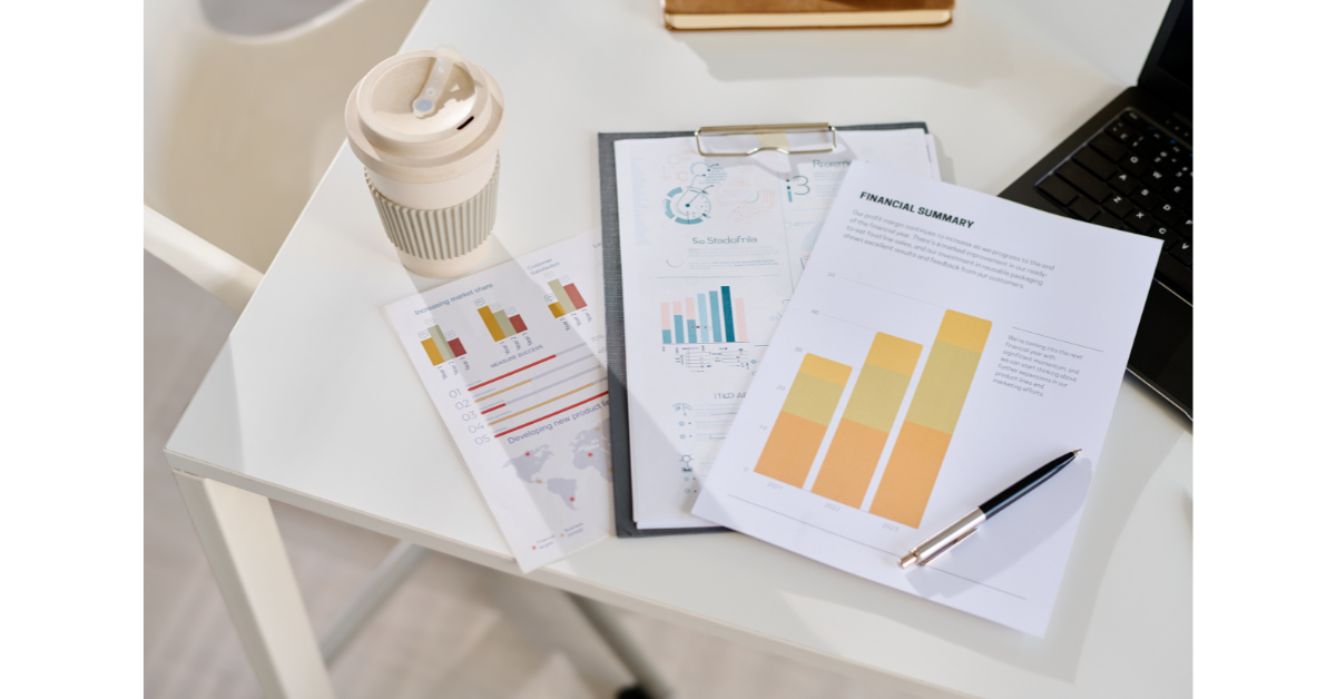 机の上にある書類