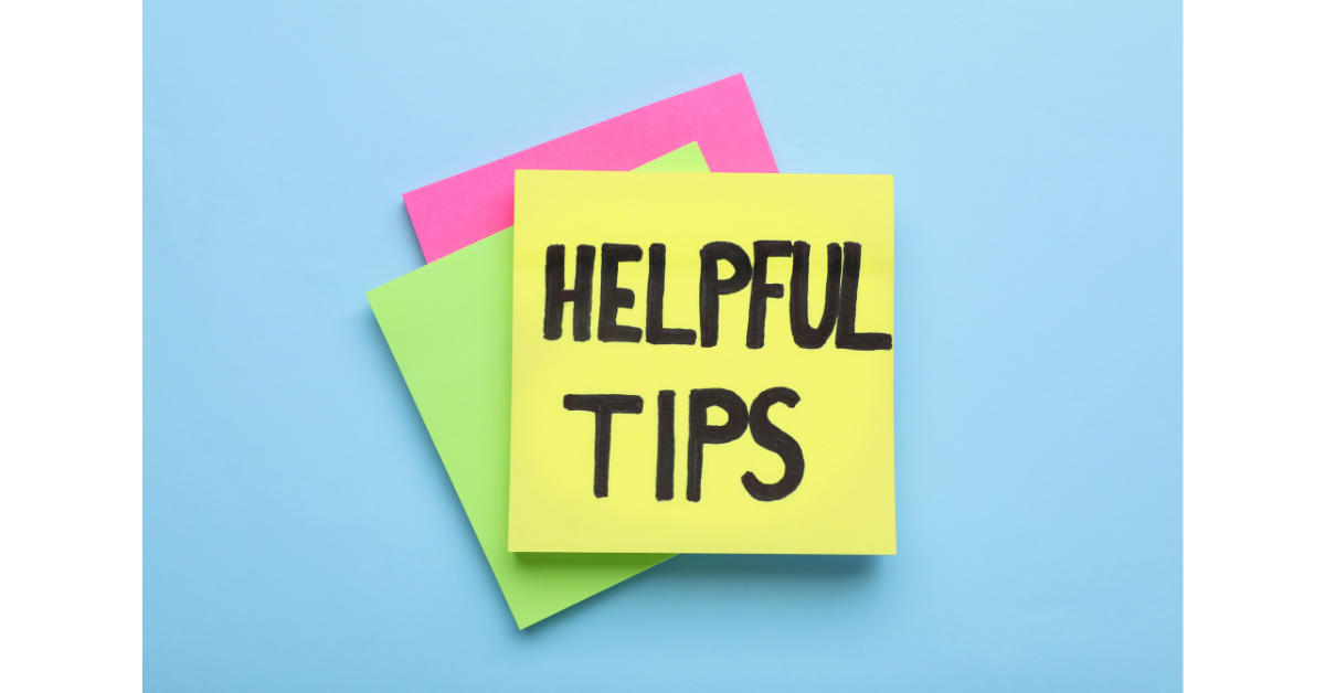 お役立ち情報(=HELPFUL TIPS)と書かれた付箋、水色の背景