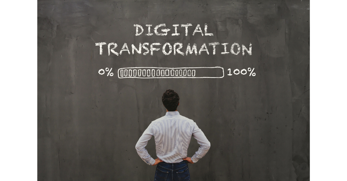デジタル改革(=Digital Transformation)と書かれた黒板の前に男性が立っている