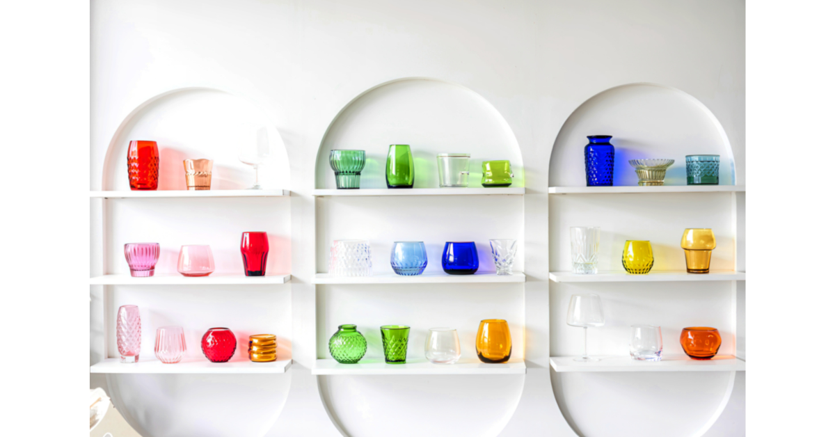 カラフルなデザインのグラスが整頓されている棚