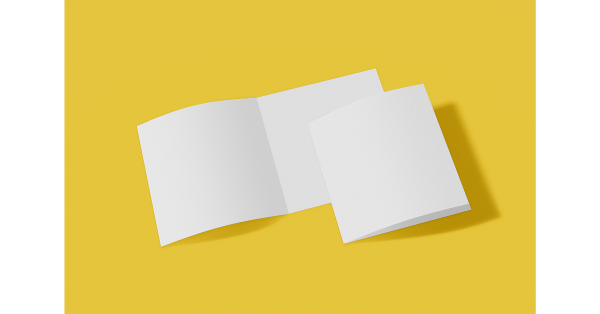 黄色い背景に何も書かれていない冊子