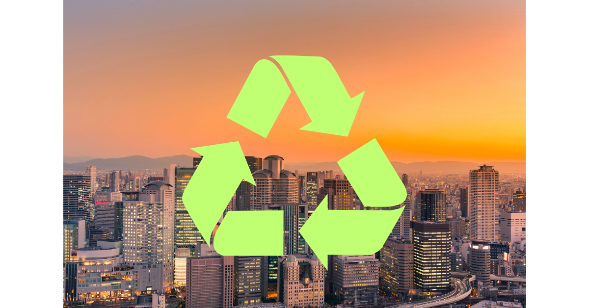 夕暮れのオフィス街を背景に緑色の変換のマーク