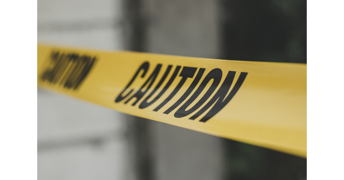 注意（CAUTION）と書かれた黄色の帯