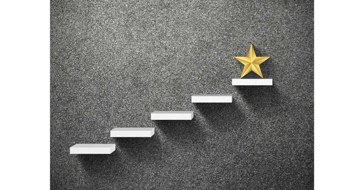 階段の上に星が配置されている