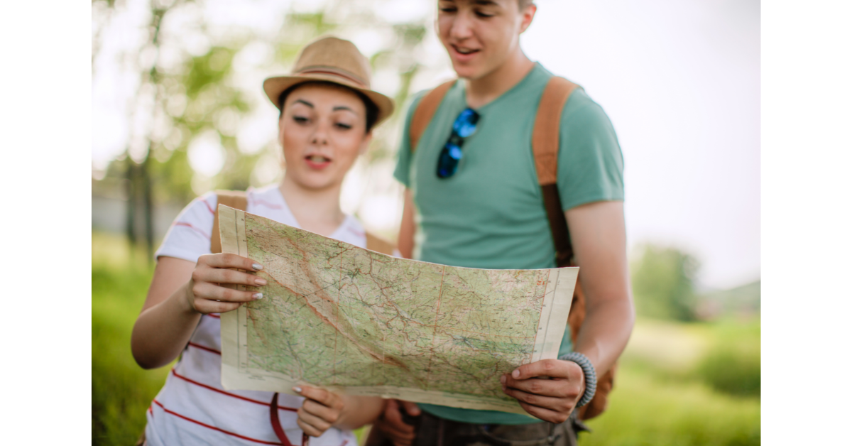 観光に来た男女がマップを眺めている