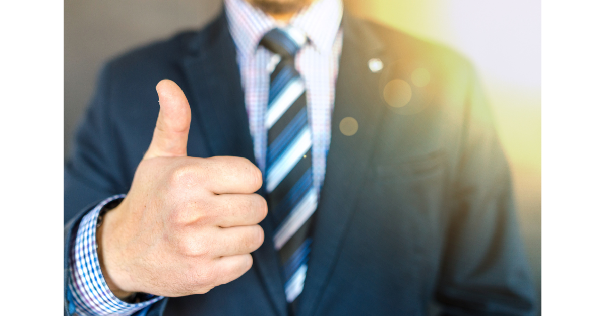 スーツを着た男性が親指を立てている
