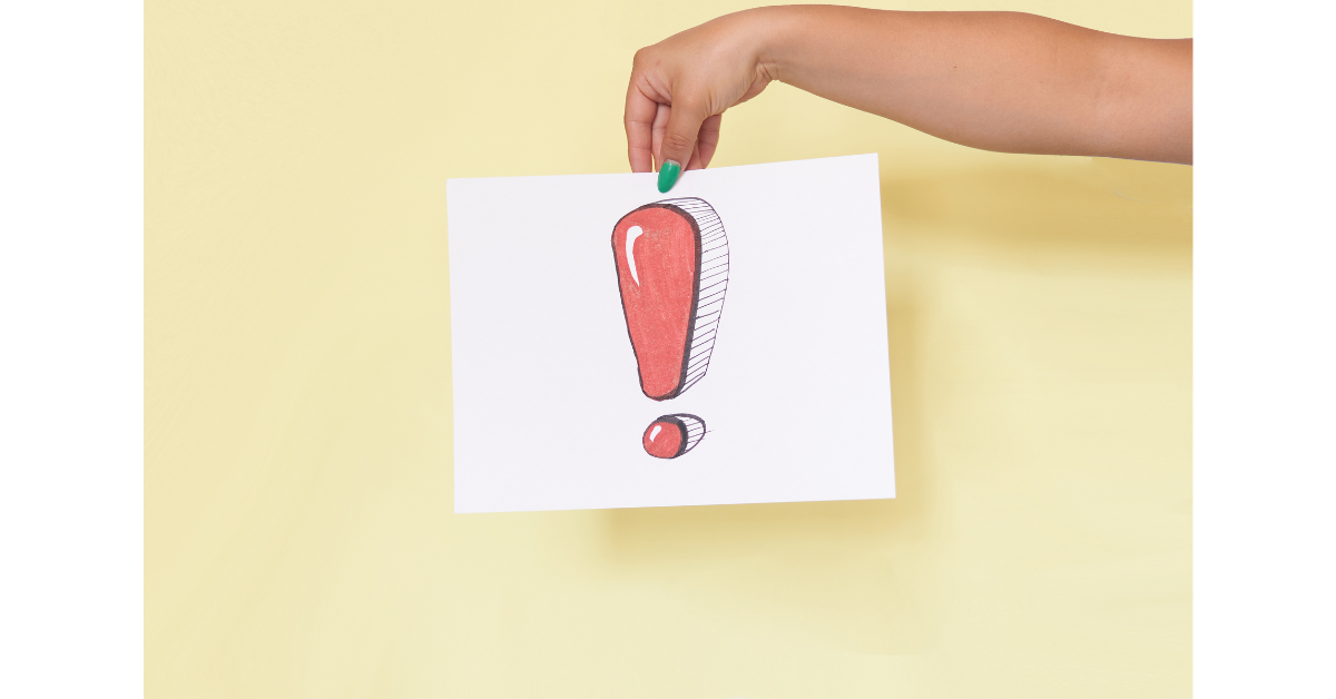 重要なポイントを示すビックリマークの書かれた紙、黄色い背景