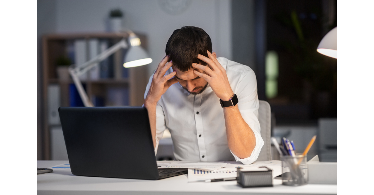 失敗してしまって頭を抱える男性