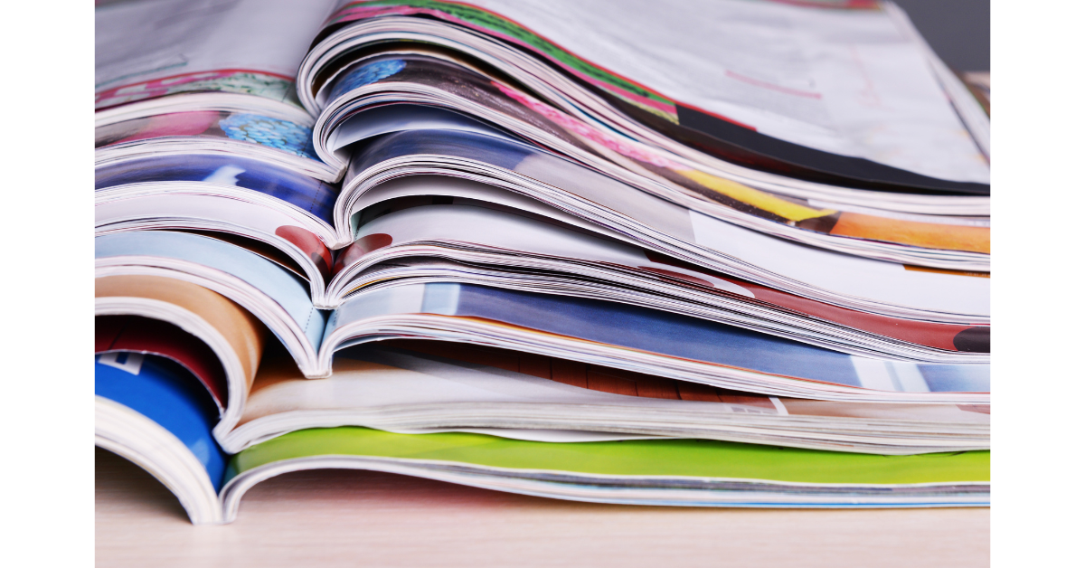 編集タイアップのある雑誌が積み重なっている