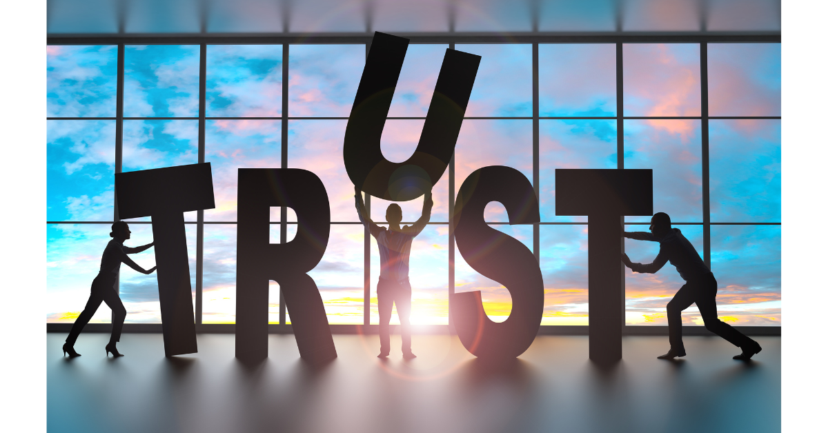 信頼（TRUST）の文字を人が掲げている