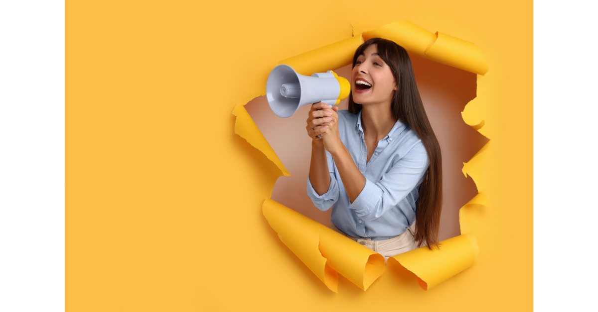 黄色の背景に大声で促進する女性