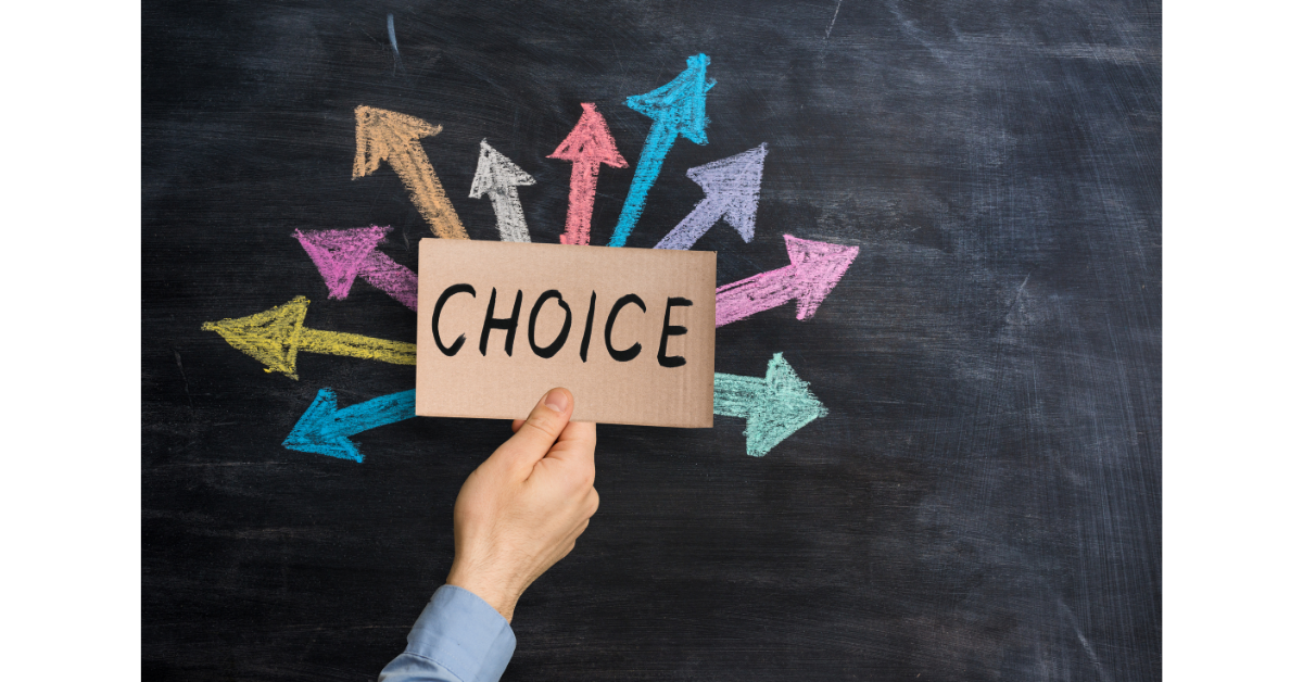 いろんな色の矢印と選ばれる（＝CHOICE）と書かれた紙を持つ手