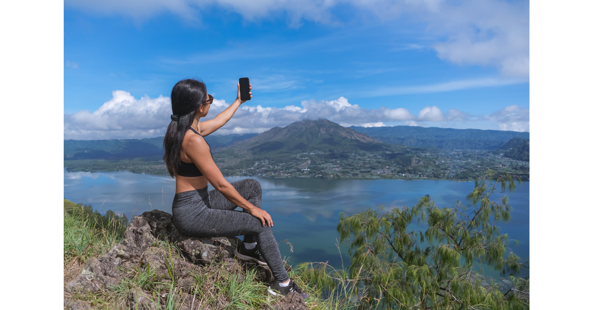 旅行に来たインフルエンサーが自撮りをしている