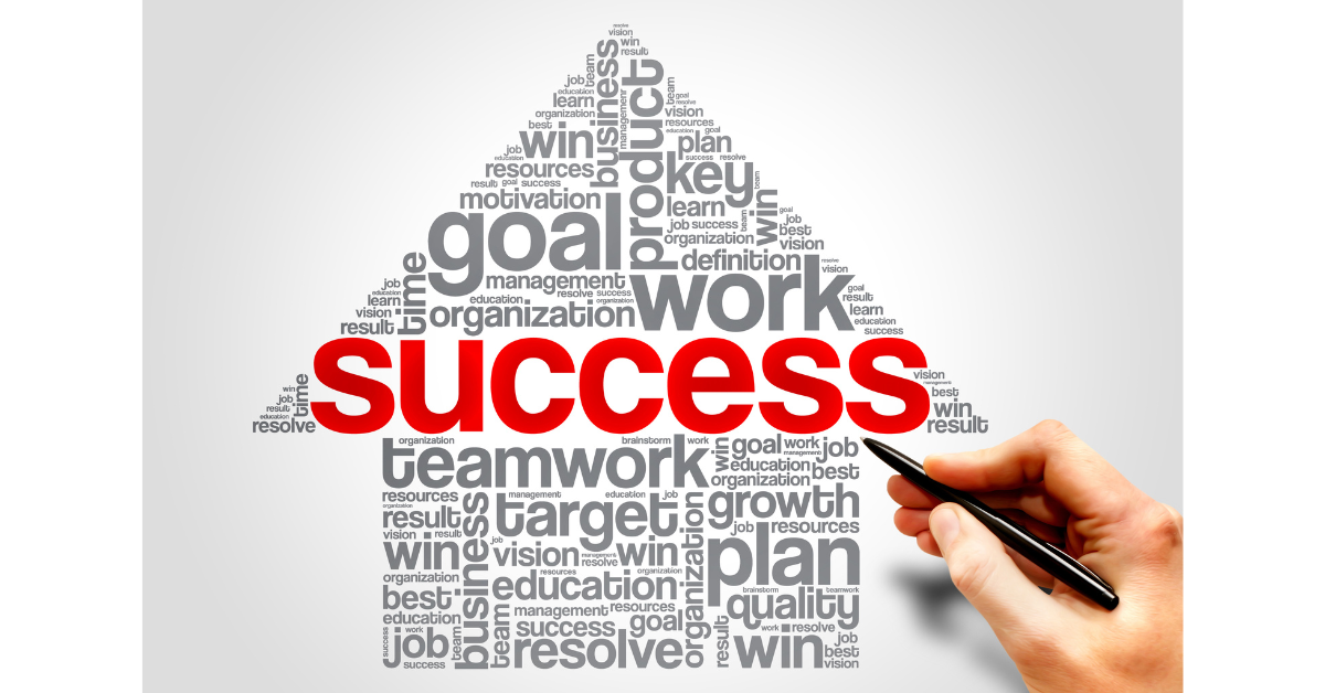 SUCCESS(成功)という赤字とペンを持った手