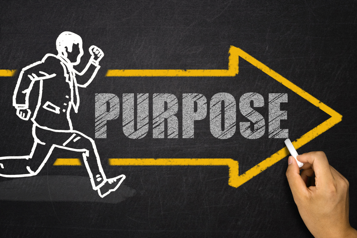 黒板に“PURPOSE”(目的)と矢印と走る人が書かれている