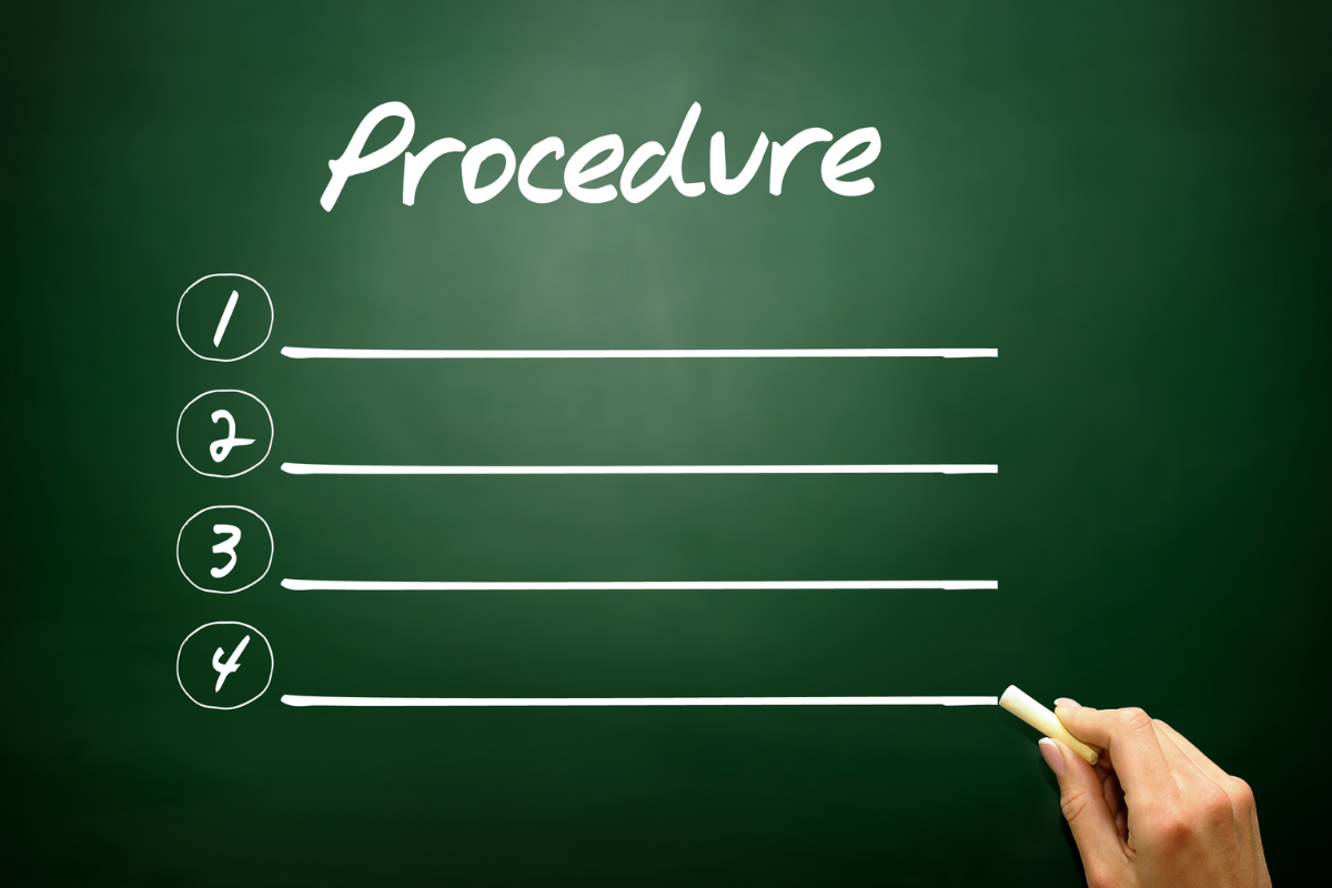 黒板に“Procedure”(段階)と書かれている