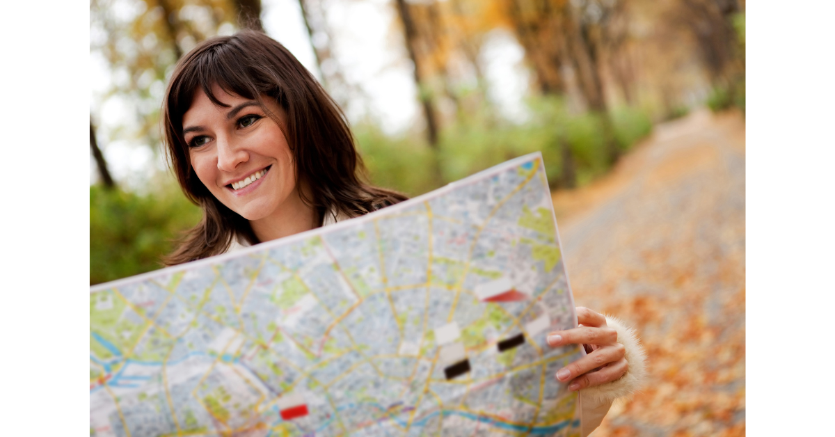 観光のため地図を開いている女性