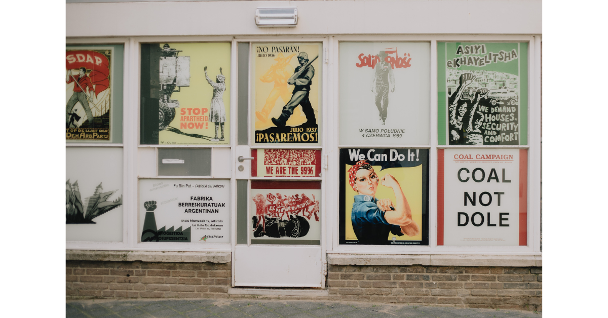 壁に並んだポスター