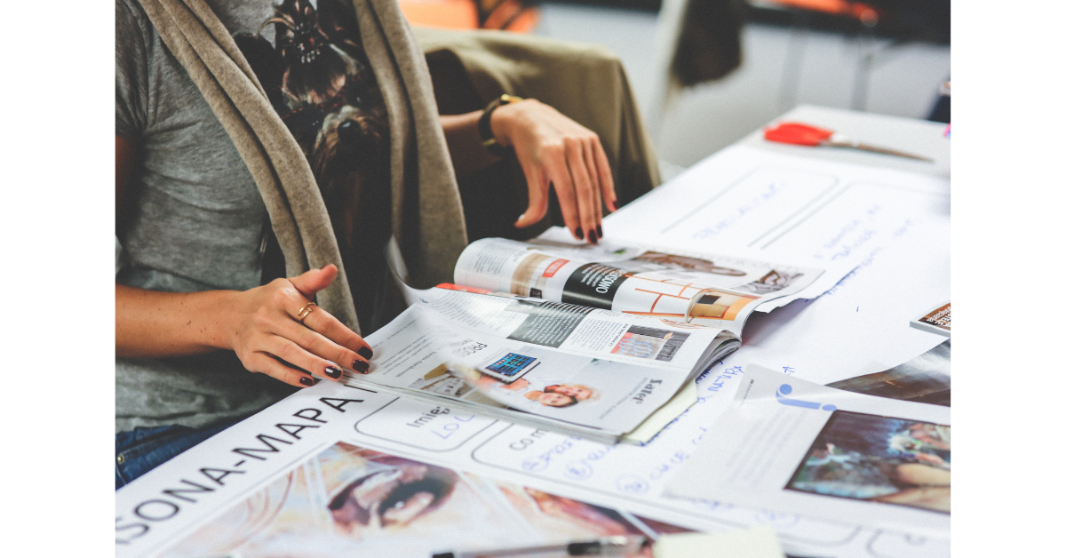 編集した雑誌を見る女性