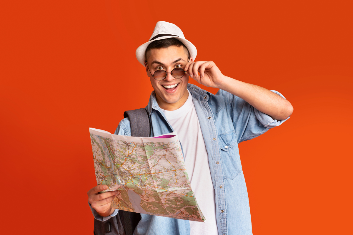 パンフレットを手にした旅行中の男性